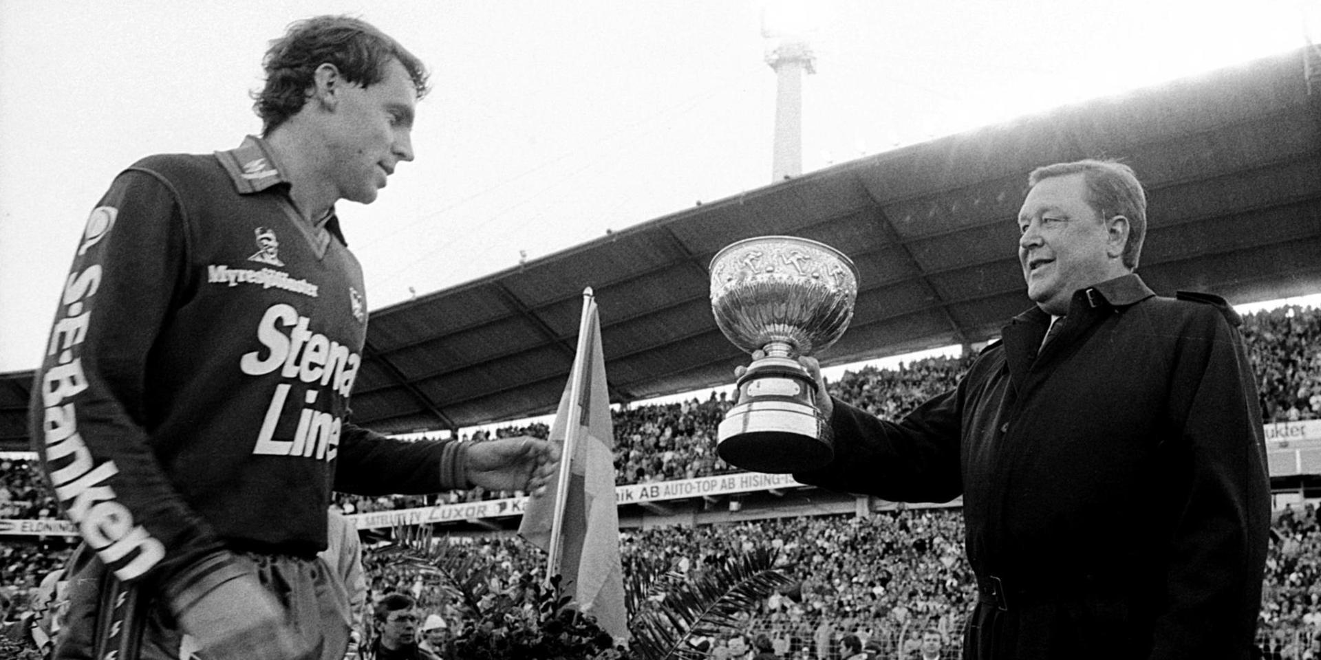 Sören Börjesson tar emot von Rosens pokal av Lennart Johansson, dåvarande ordförande i Svenska Fotbollförbundet, efter att Örgryte vunnit SM-guldet 1985 via finalseger i dubbelmötet mot IFK Göteborg.