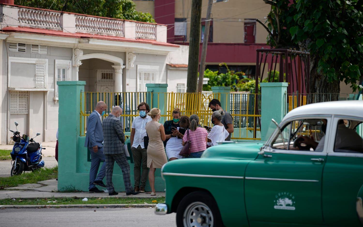 Utländska diplomater väntar utanför domstolen i Havanna där rättegången mot de kubanska artisterna Luis Manuel Otero Alcántara och Maykel Castillo pågår.