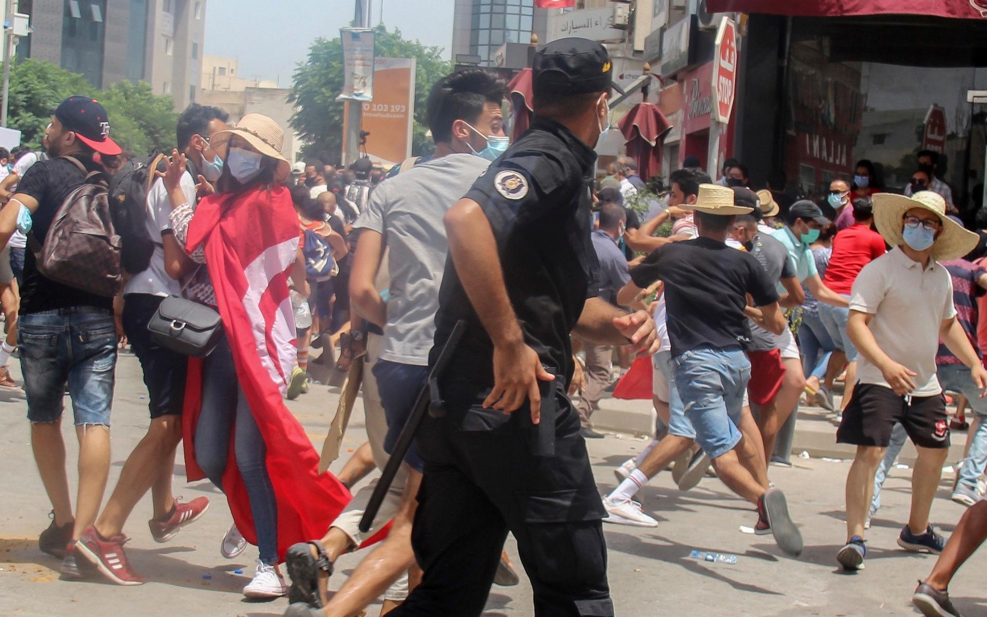Det utbröt också sammandrabbningar mellan anhängare till den avsatte premiärministern och demonstranter från motståndarlägret som ställer sig bakom avsättningen.