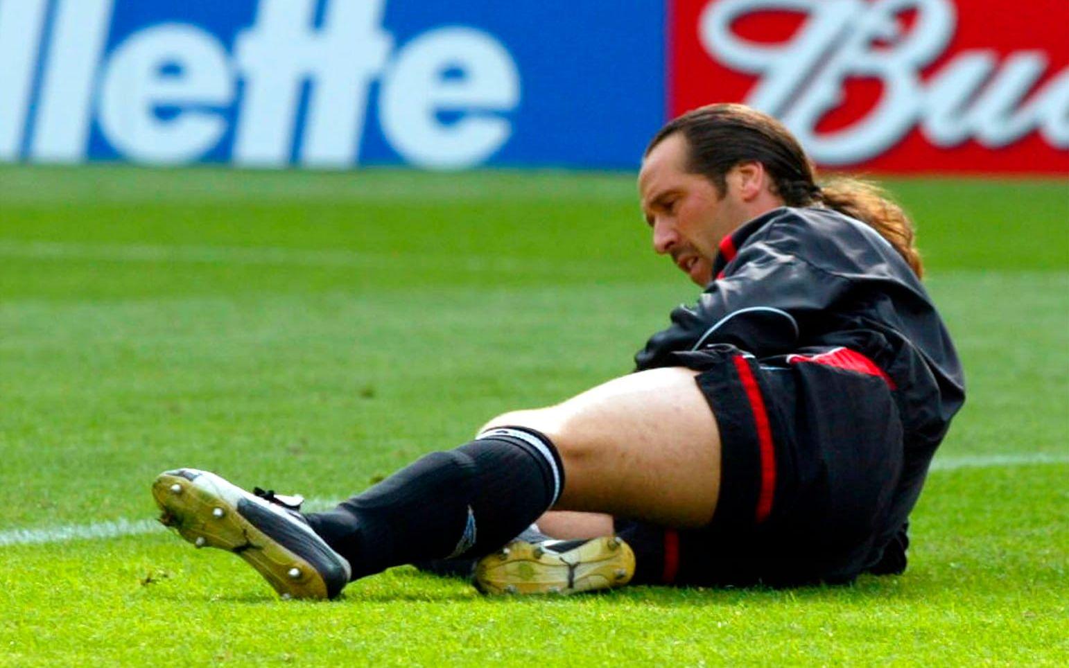 Arsenallegendaren David Seaman, engelsk landslagsmålvakt 1988-2002, skadade ryggen (sträckning) när han försökte nå fjärrkontrollen till tv:n. Foto: TT