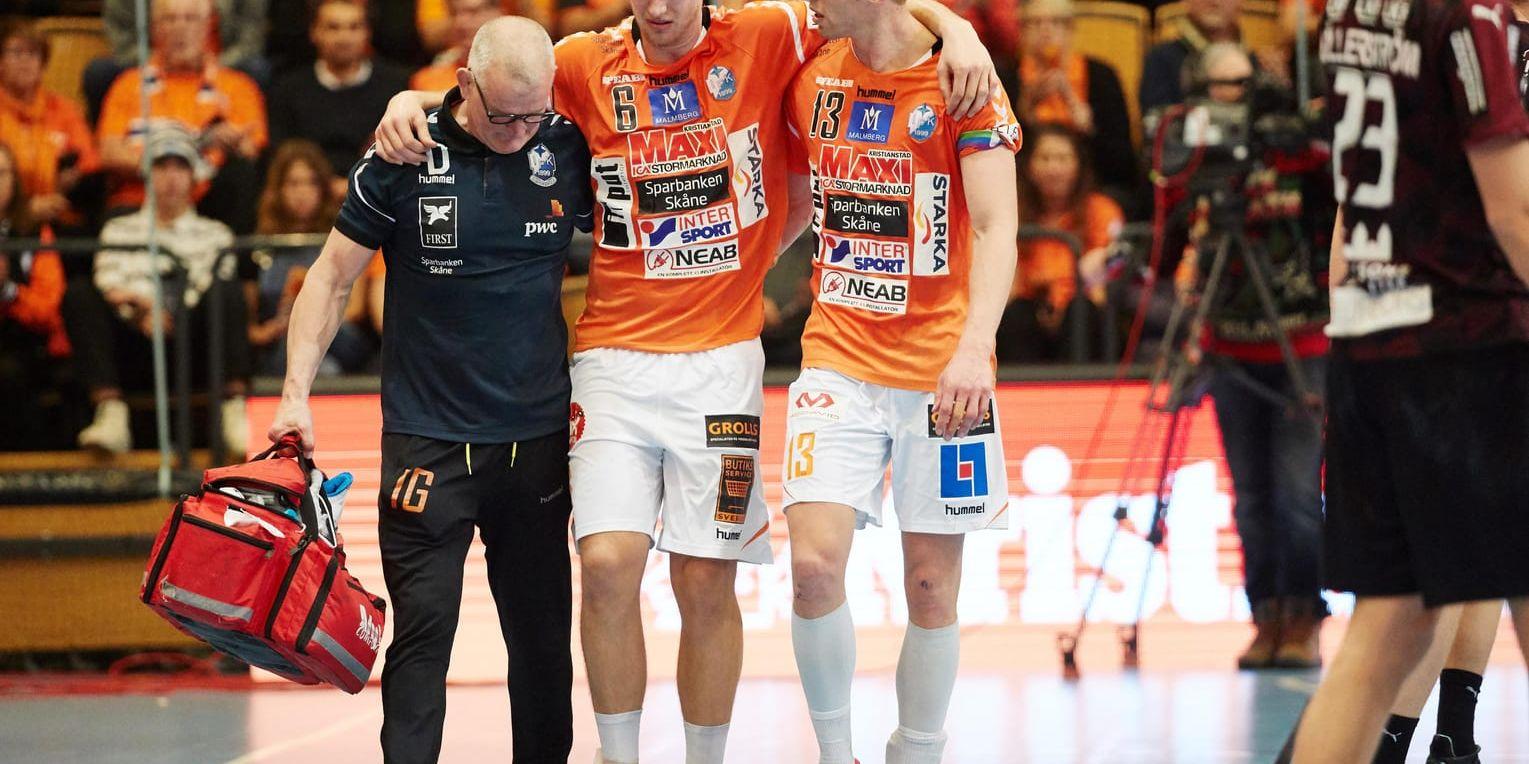 IFK Kristianstads Philip Henningsson, mitten, skadade sig i annandagens möte med Lugi (37–29) i handbollsligan och missar VM.