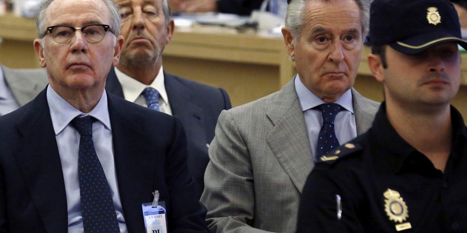 Förre IMF-chefen Rodrigo Rato, till vänster, i domstolen under den tidigare rättegången. Nu åtalas han på nytt för oegentligheter under tiden som vd för den spanska banken Bankia. Arkivbild.