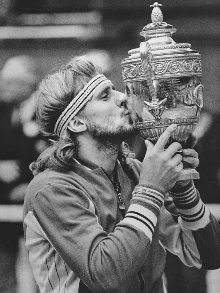 Björn Borg kysser bucklan efter den klassiska Wimbledon-finalen 1980. BILD: Scanpix