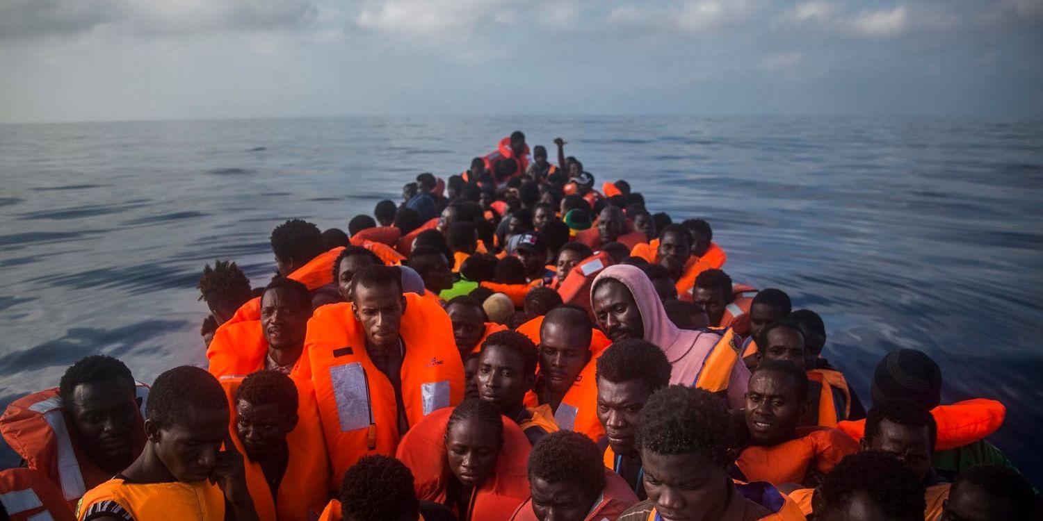 Flyktingtragedin på Medelhavet hamnar i skuggan av andra nyheter. Arkivbild.