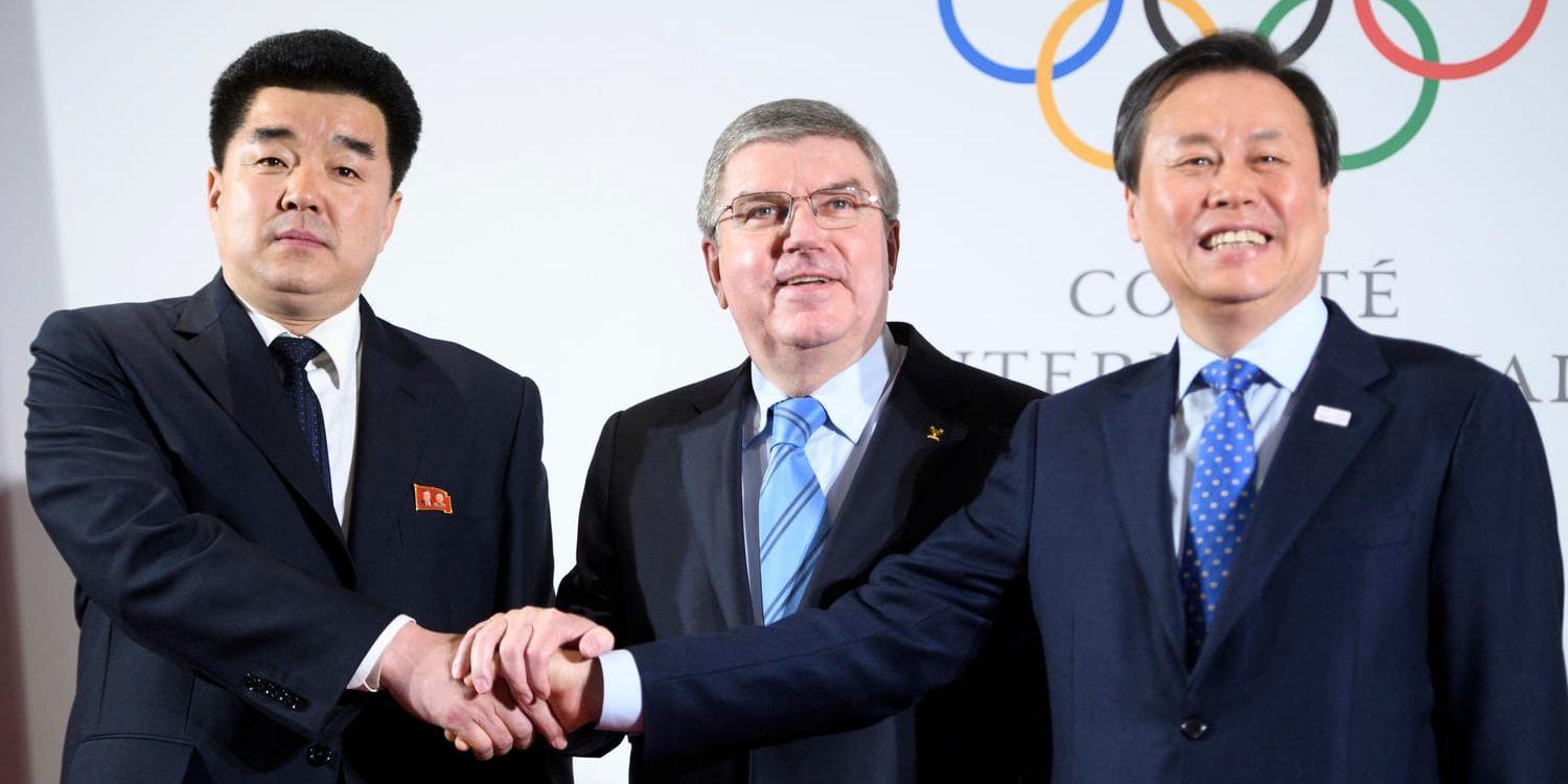 Thomas Bach, ordförande i Internationella olympiska kommittén, omgiven av Nordkoreas idrottsminister Kim Il-Guk till vänster och Sydkoreas motsvarighet Do Jong-Hwan till höger.