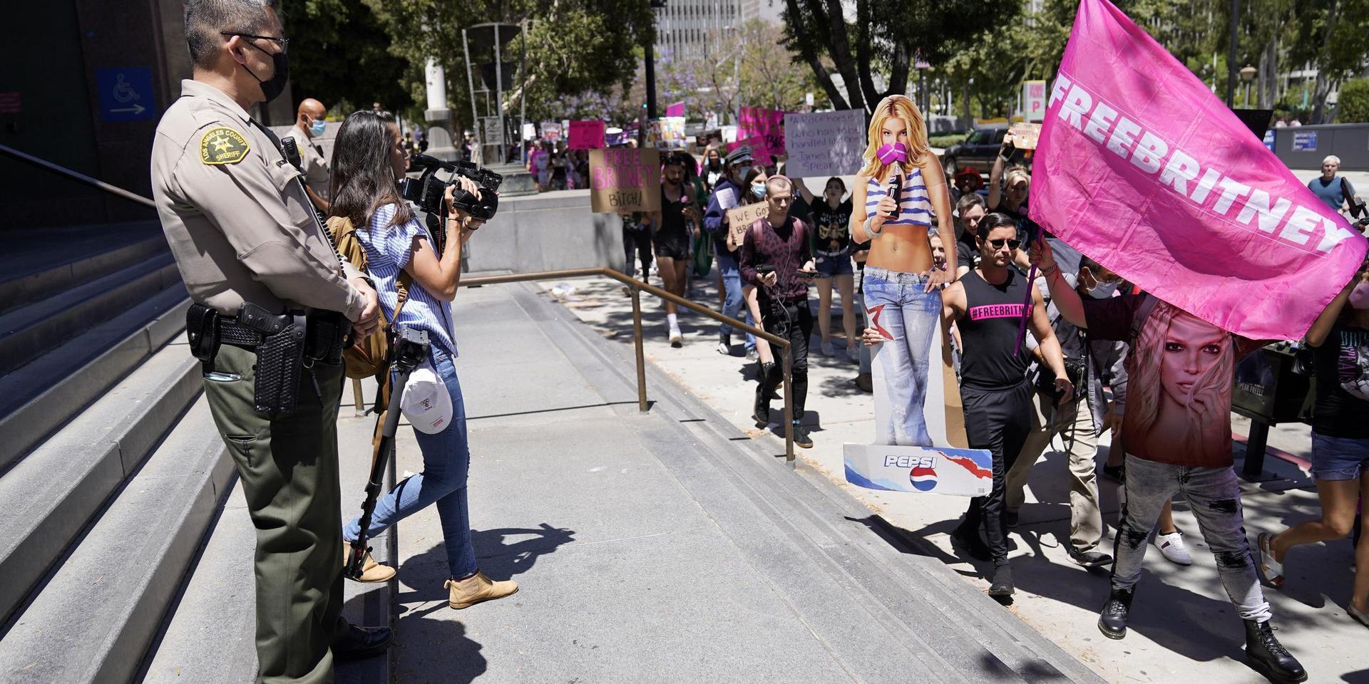 Britney Spears anhängare utanför domstolsbyggnaden i Los Angeles. Under parollen #Freebritney kräver de att hennes förmyndarskap avslutas.