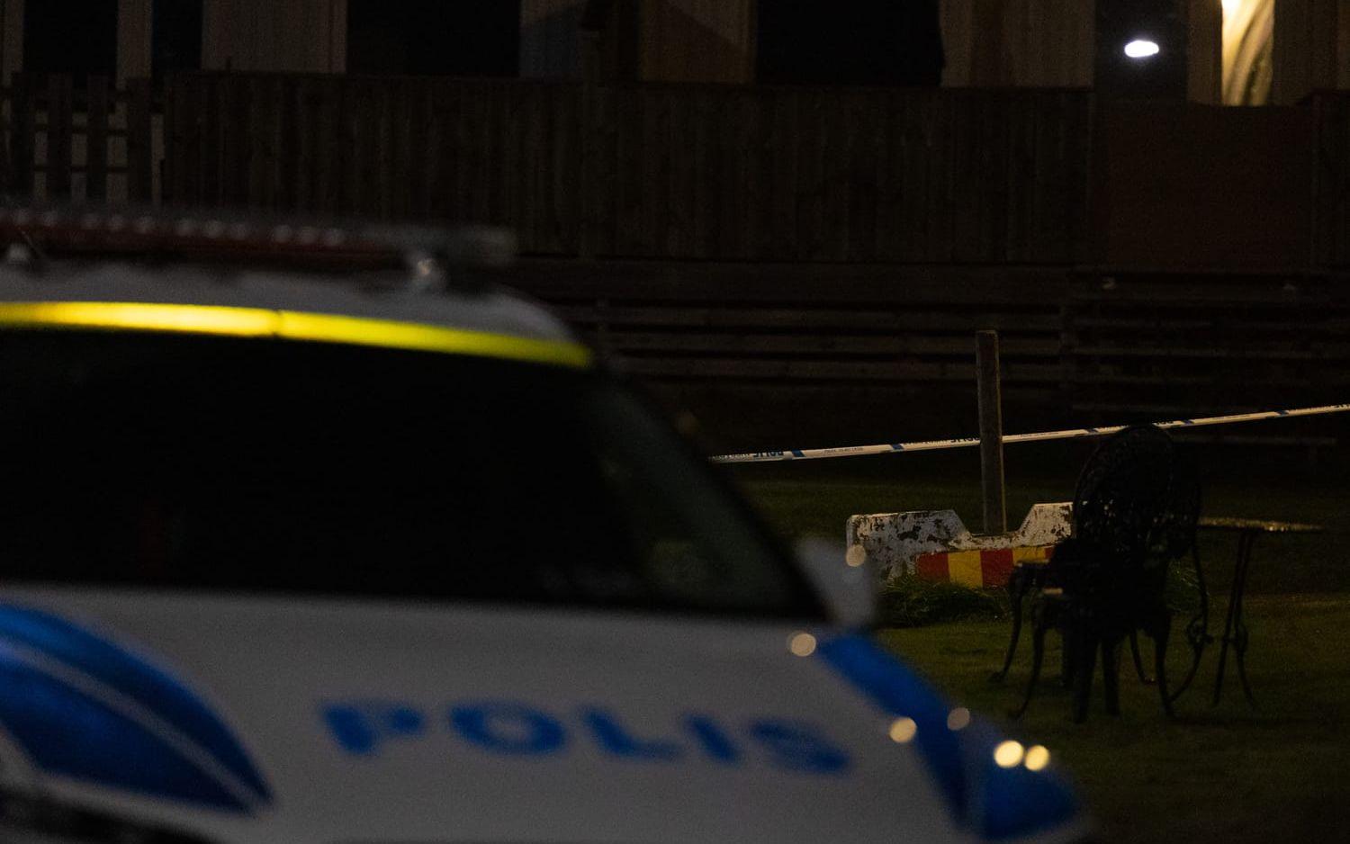 Polisen på plats i Färgelanda, där ett misstänkt mord ägt rum under fredagskvällen. 