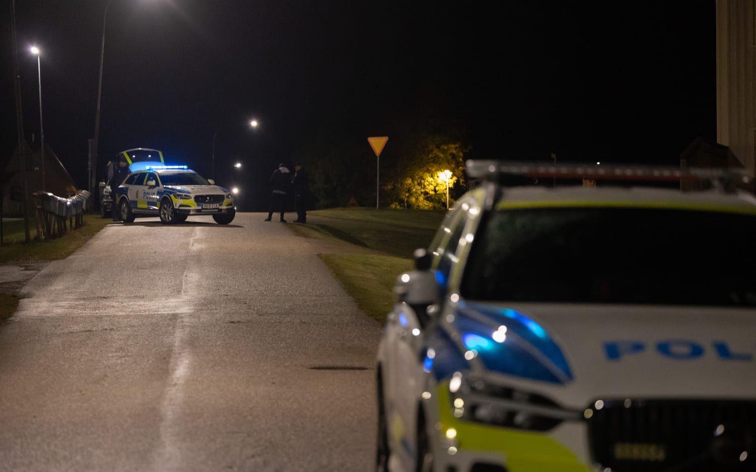 Polisen på plats i Färgelanda, där ett misstänkt mord ägt rum under fredagskvällen. 