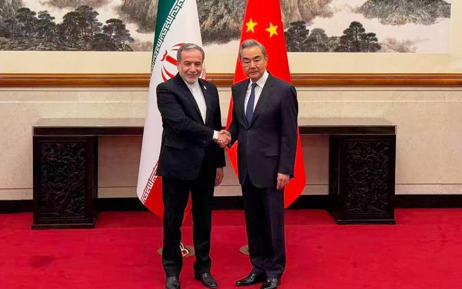 Abbas Araghchi välkomnas av Wang Yi i Peking på onsdagen.