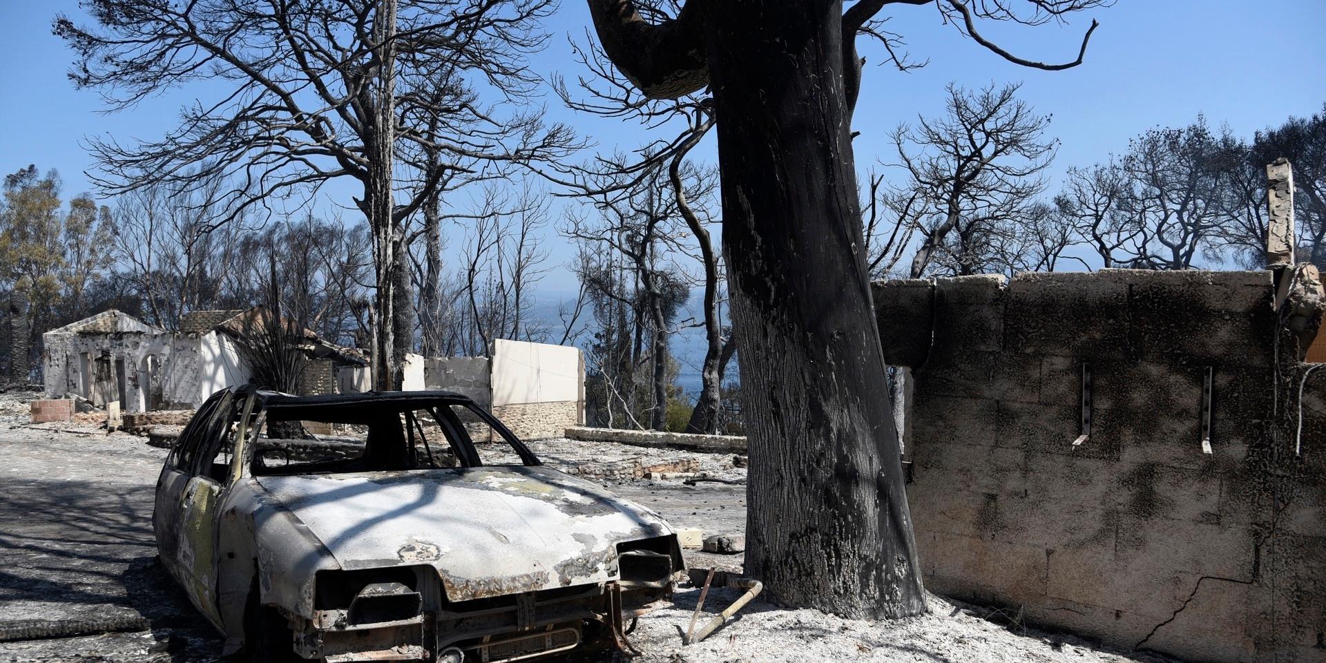 Nedbrända hus och bilvrak i grekiska Lampiri.