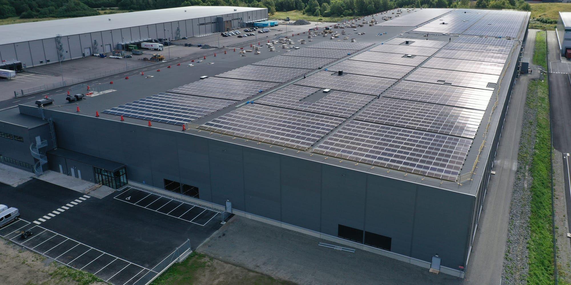 
     Castellums nybygge Hisingen Logistikpark med 3,6 megawatt solenergi levererad av Swede Energy. 
    <em>Foto: Soltech Energy</em> 
   