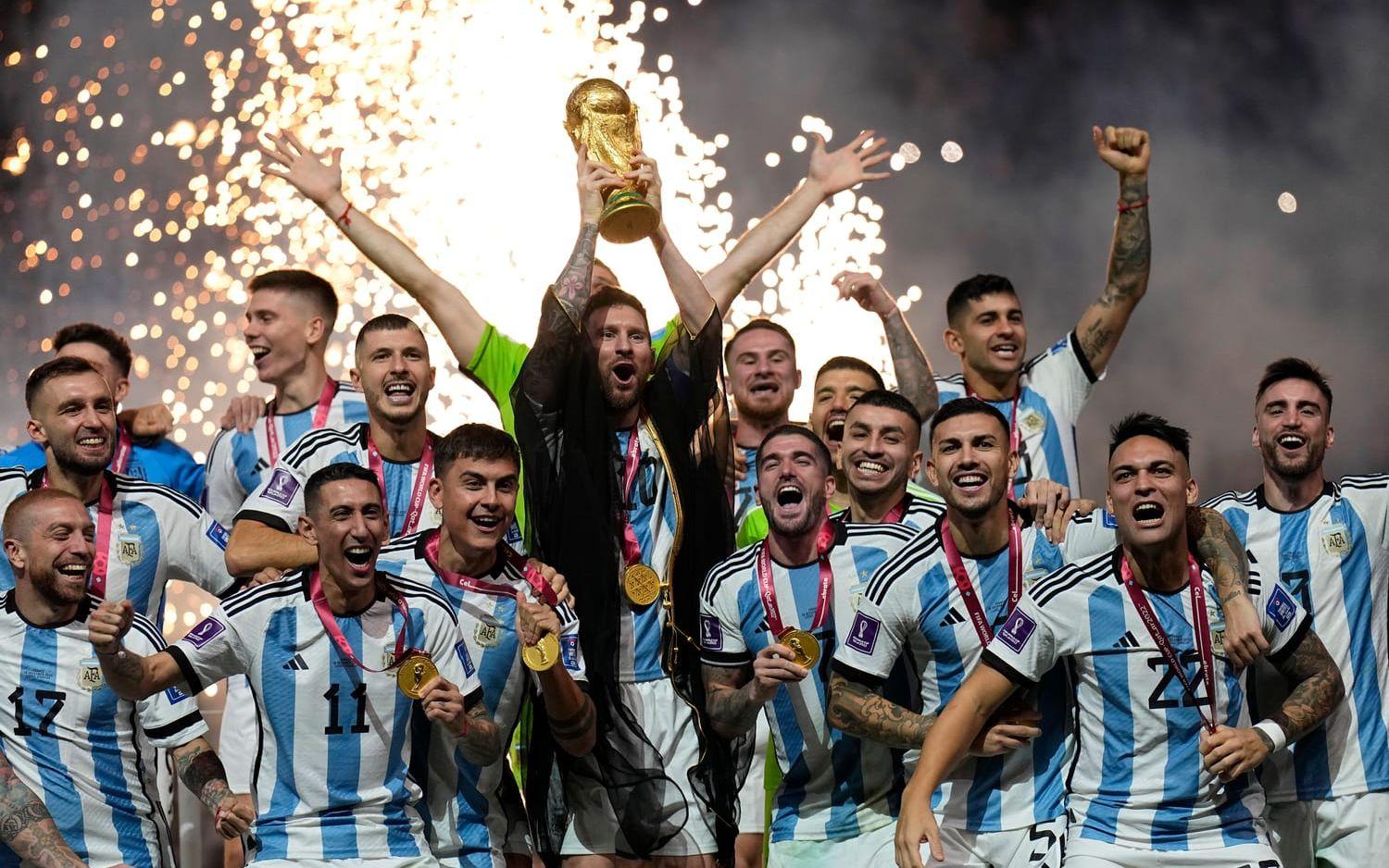 Argentina och Lionel Messi lyfter pokalen i senaste VM-finalen mot Frankrike i Qatar 2022.