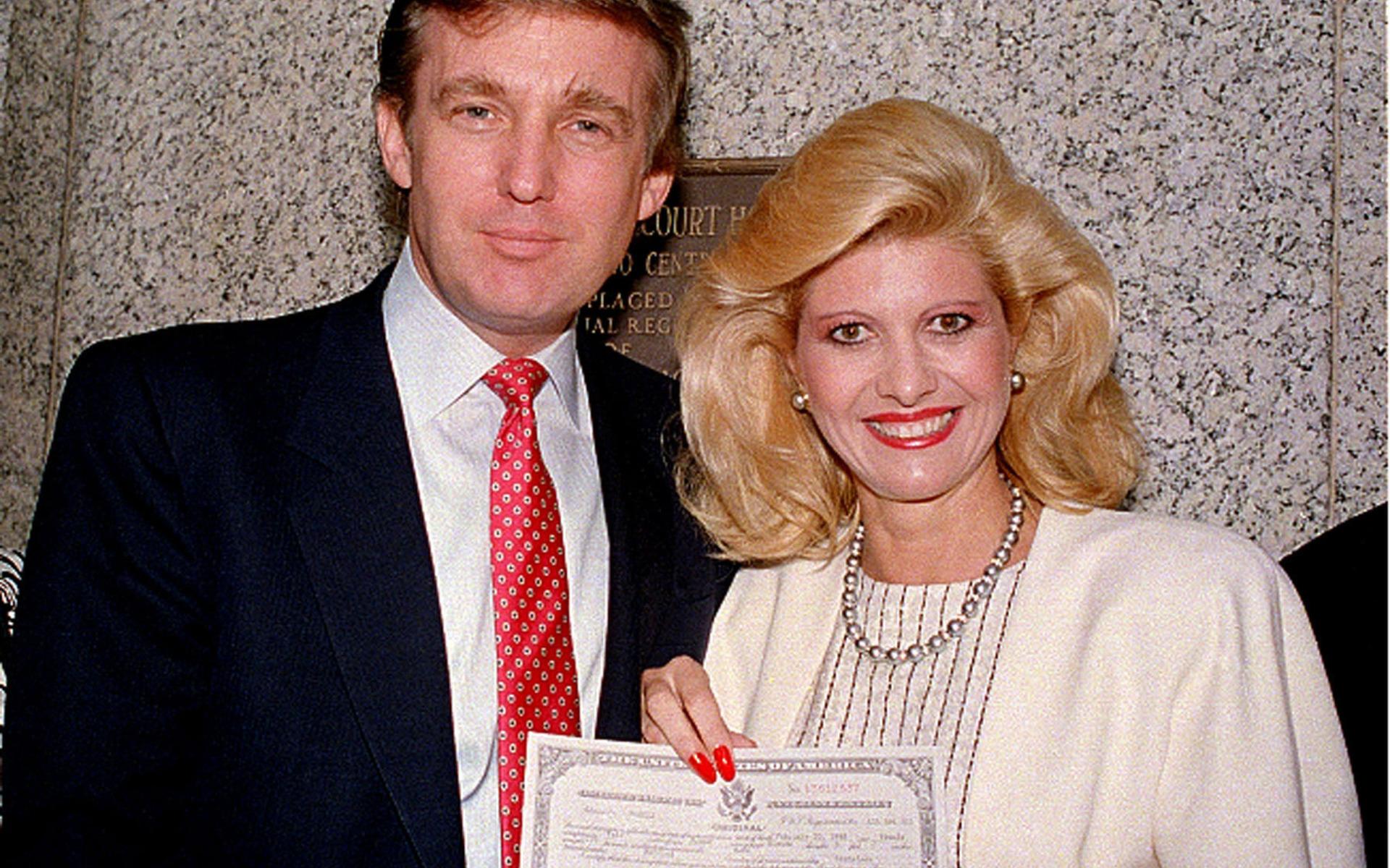 Donald Trump och Ivana Trump, när de fortfarande var ett par, poserar för kamerorna efter att Ivana fått sitt amerikanska medborgarskap 1988.