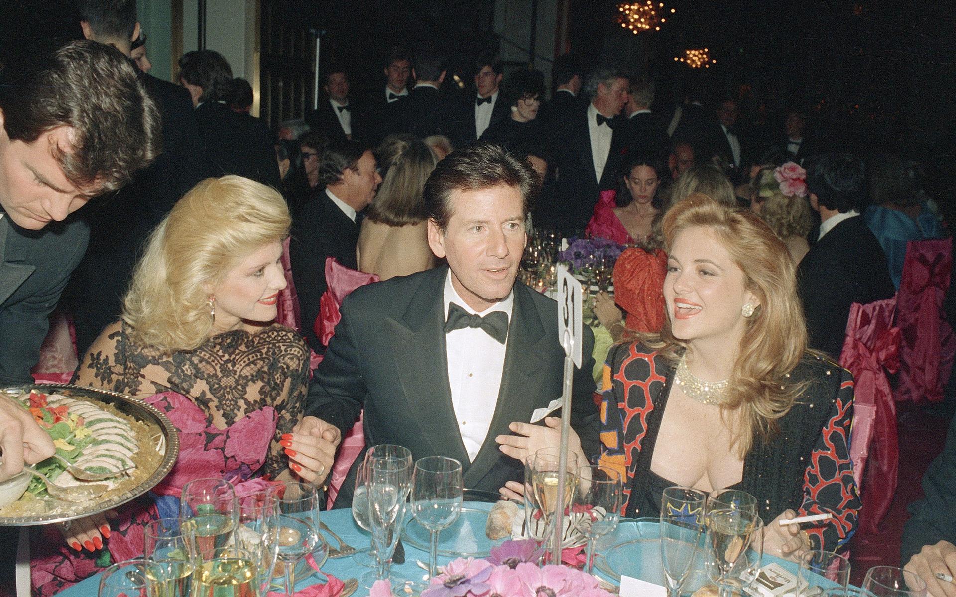 Ivana Trump på bjudning i Metropolitan Opera House med designern Calvin Klein och Cornelia Guest, 1988.