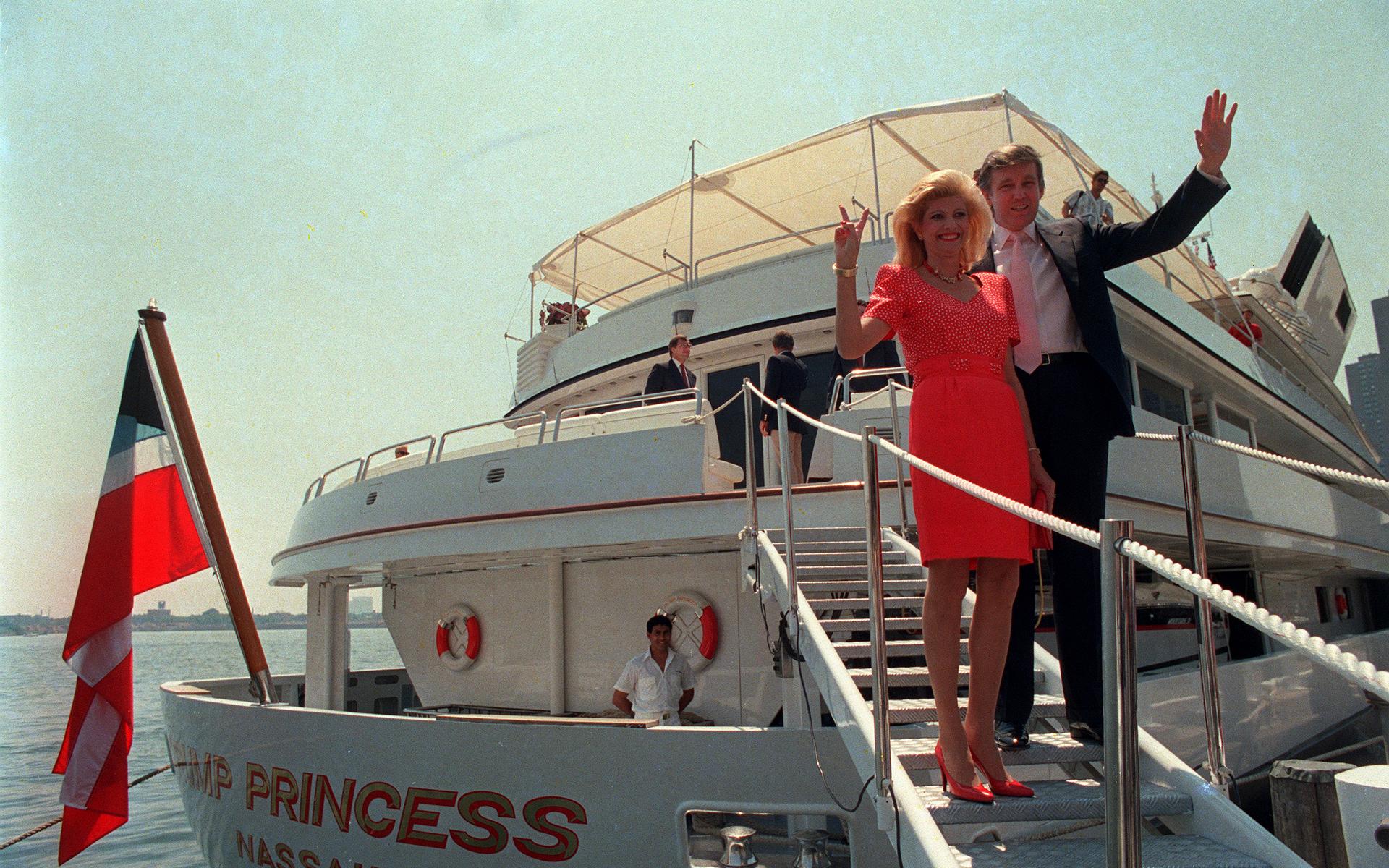Donald och Ivana Trump vinkar till de samlade reportrarna när de bordar sin yacht ””The Trump Princess”, 1998 i New York.