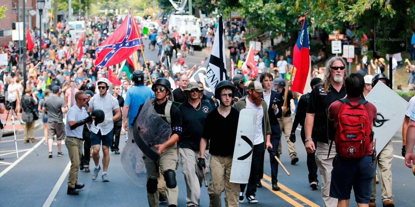 Högerextrema demonstranter går igenom Charlottesville i Virginia efter lördagens manifestation.