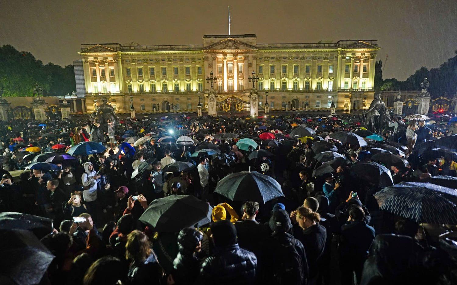 Tusentals Londonbor har samlats utanför Buckingham Palace. 