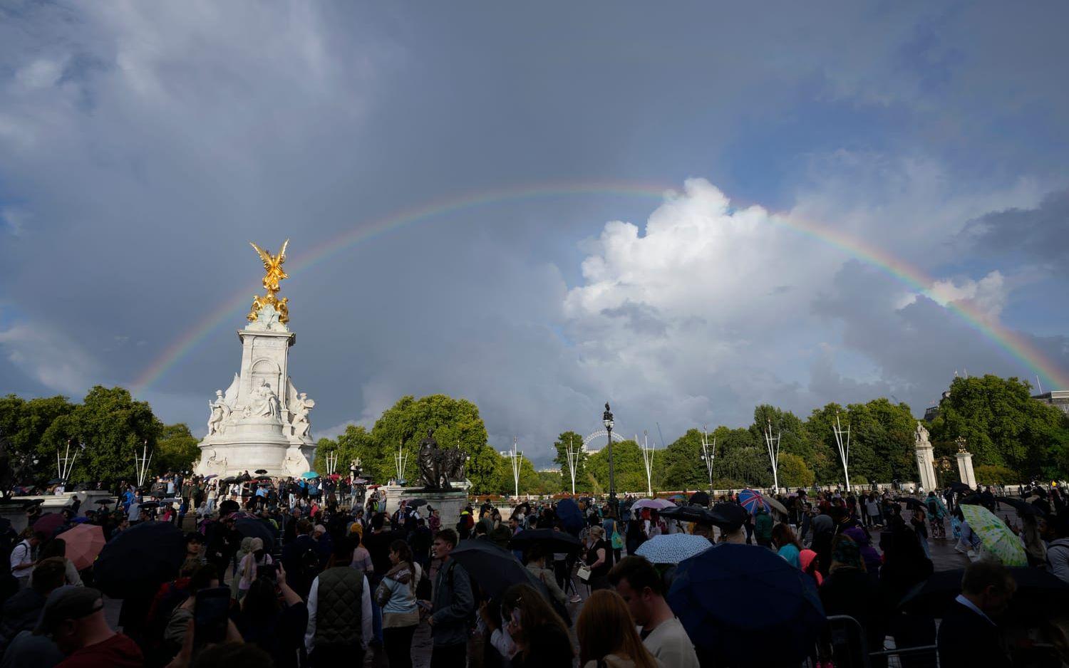Det hade regnat under dagen i London. När flaggan på Buckingham Palace halades på halv stång syntes en regnbåge över dem som samlats. 