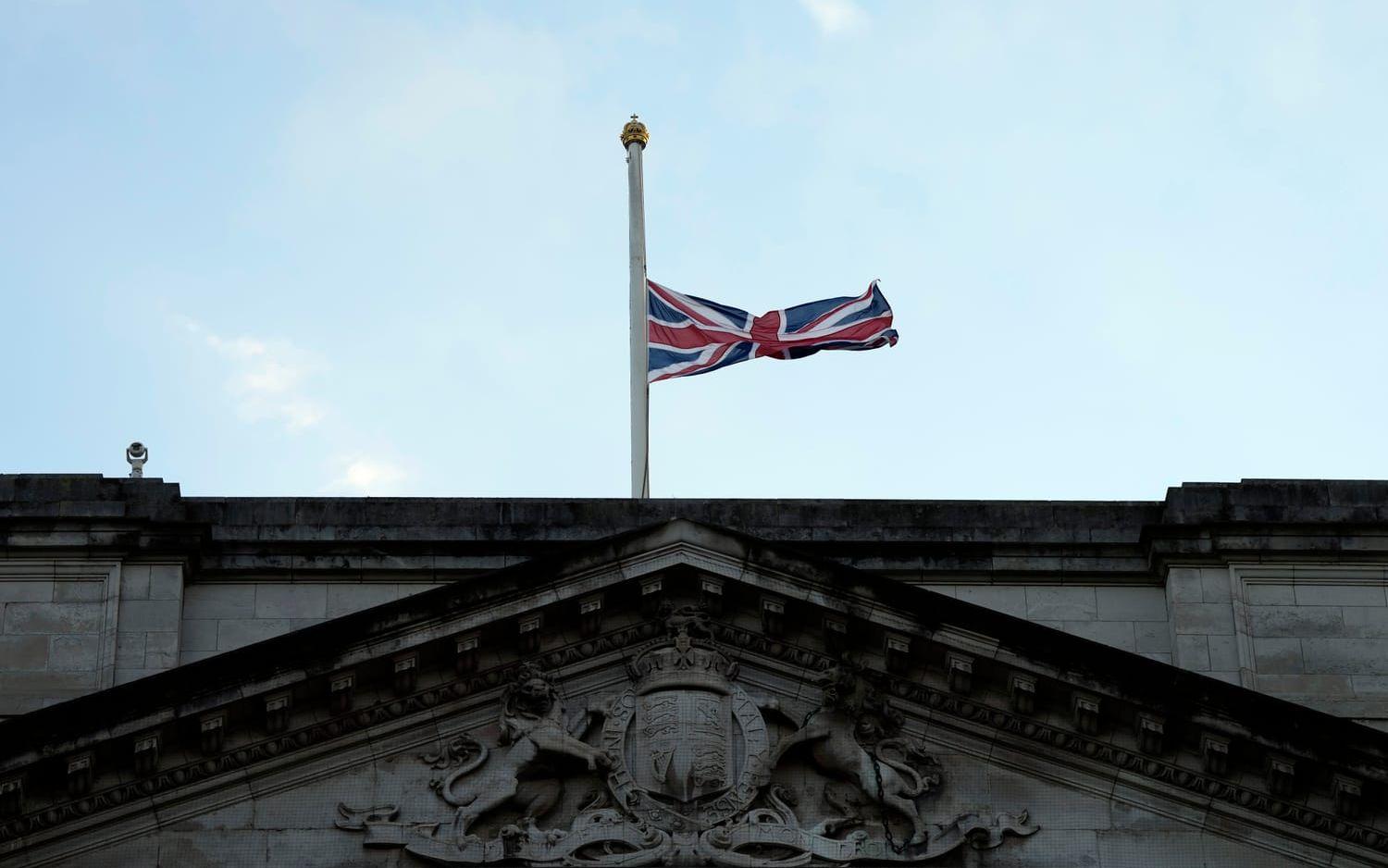 Storbritanniens flagga är på halv stång på Buckingham Palace. 