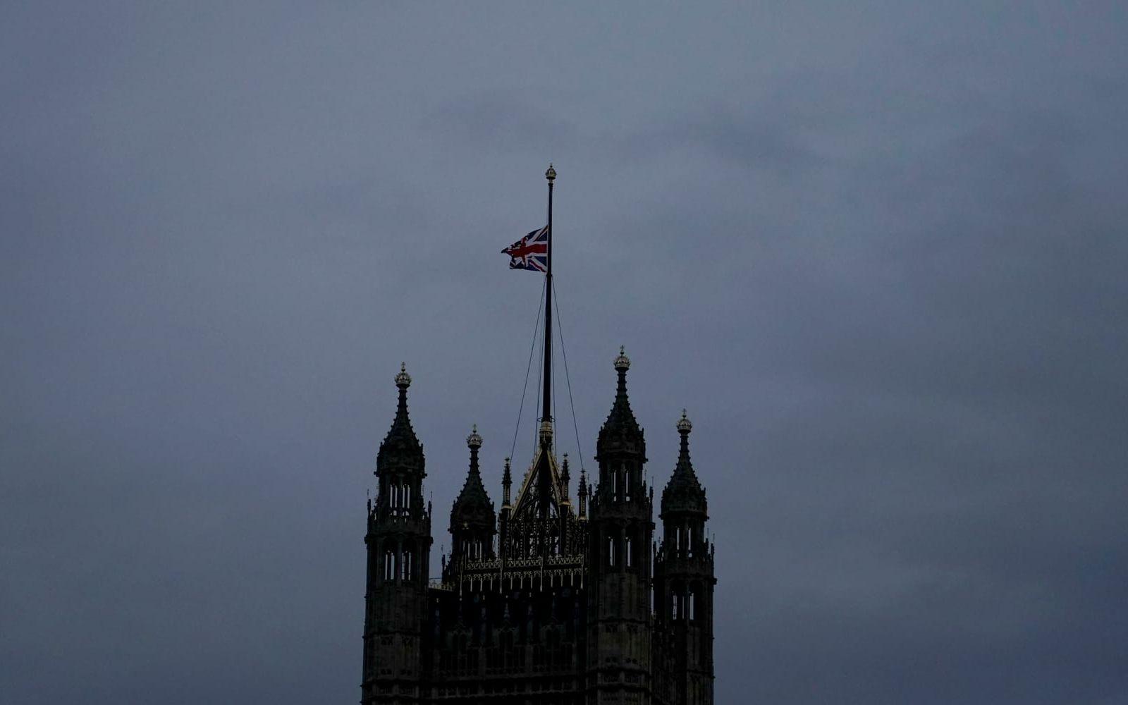 Även på parlamentsbyggnaden, Westminsterpalatset, vajade Union Jack på halv stång. 
