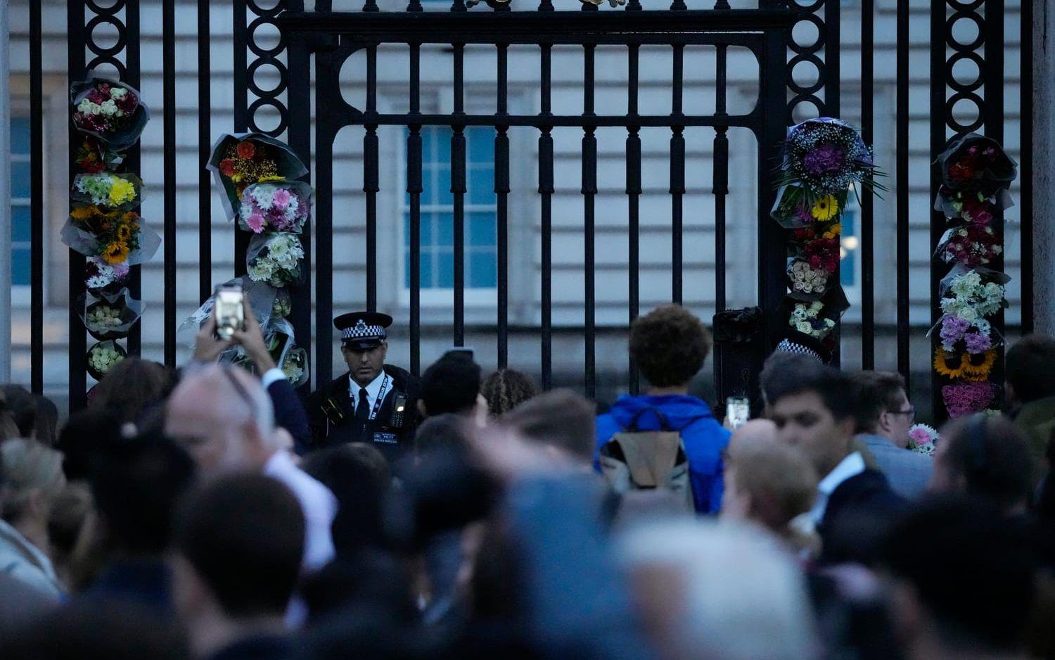 Flera har tagit med sig blommor och lämnat vid porten till Buckingham Palace. 