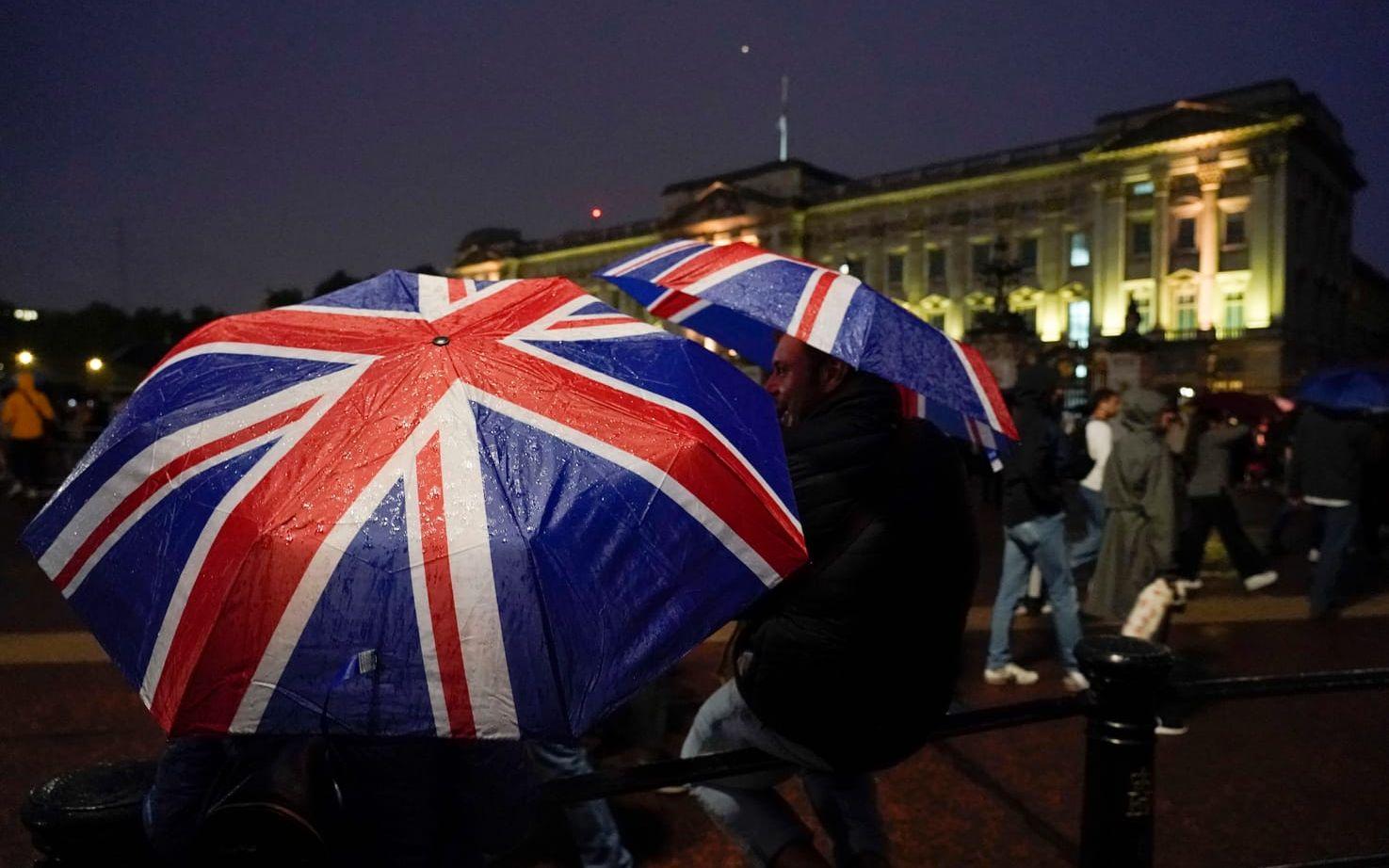 Flera som tagit sig till Buckingham Palace har med sig olika versioner av Union Jack, Storbritanniens flagga. 