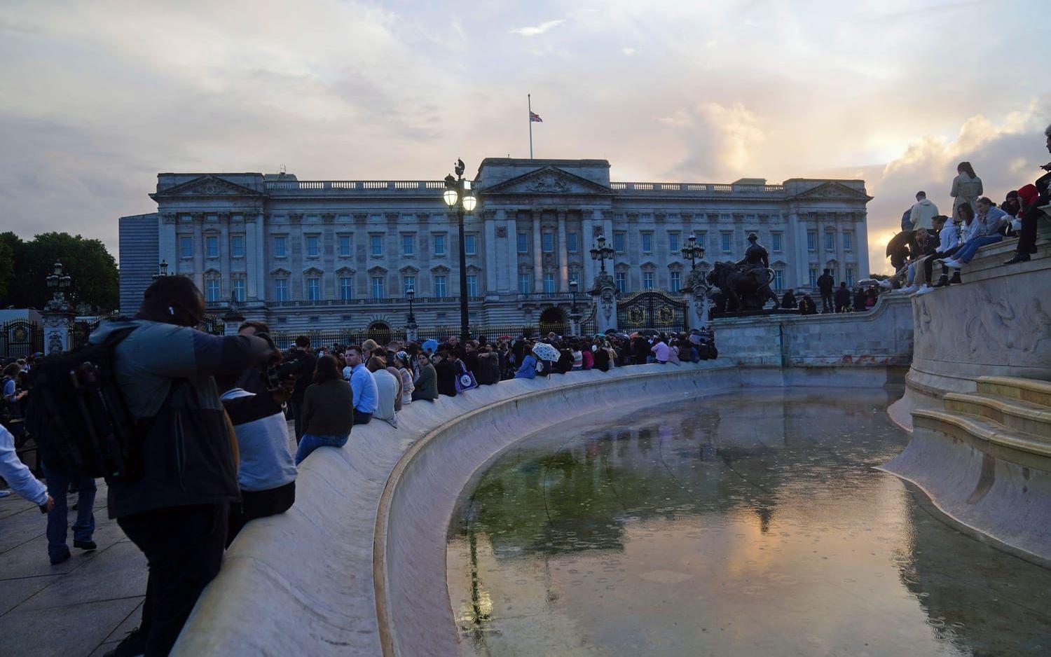 Folksamling utanför Buckingham Palace i London. 