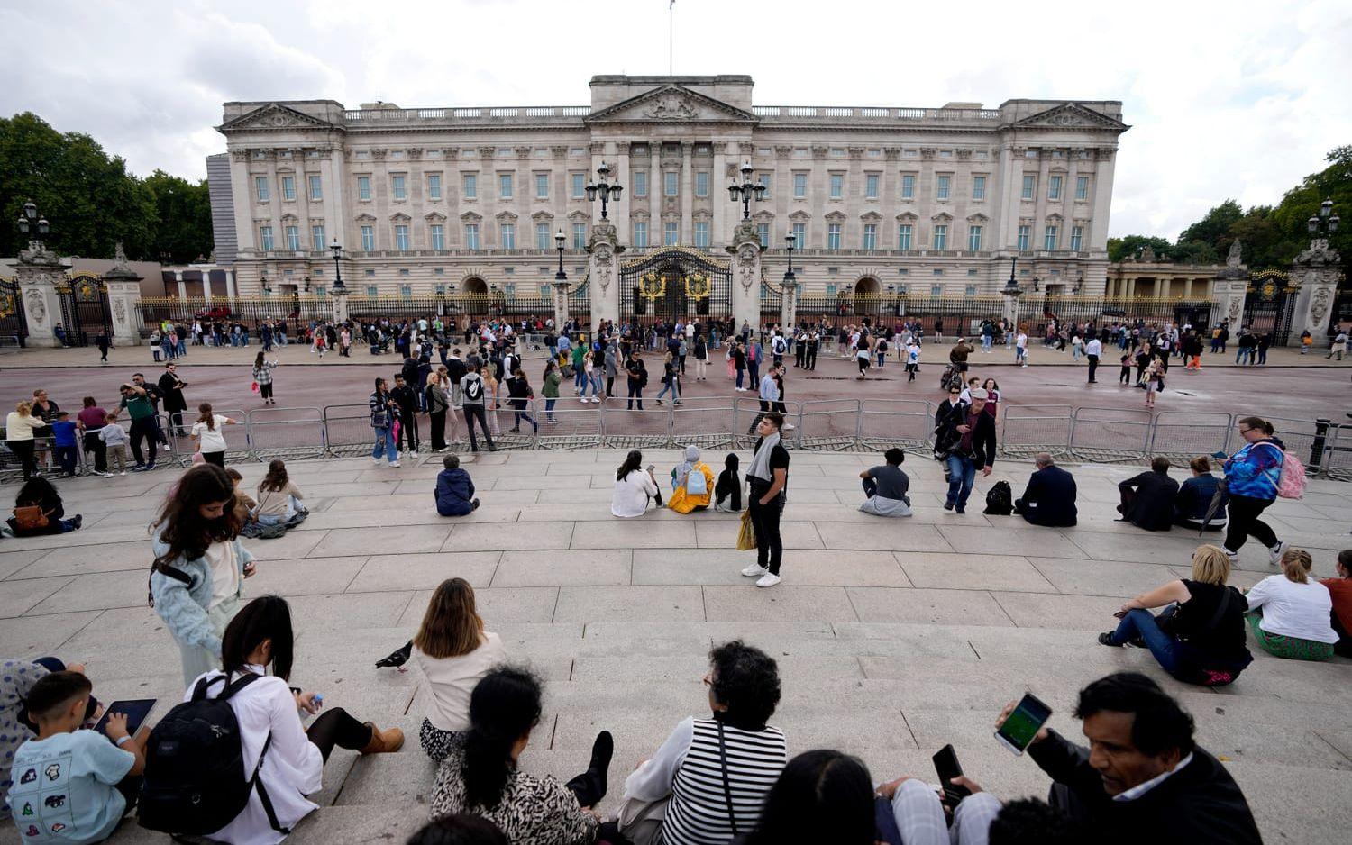 Folk samlades utanför Buckingham Palace tidigare under torsdagen, när beskedet om att läkarna var oroliga över Elizabeth II:s hälsa kom 