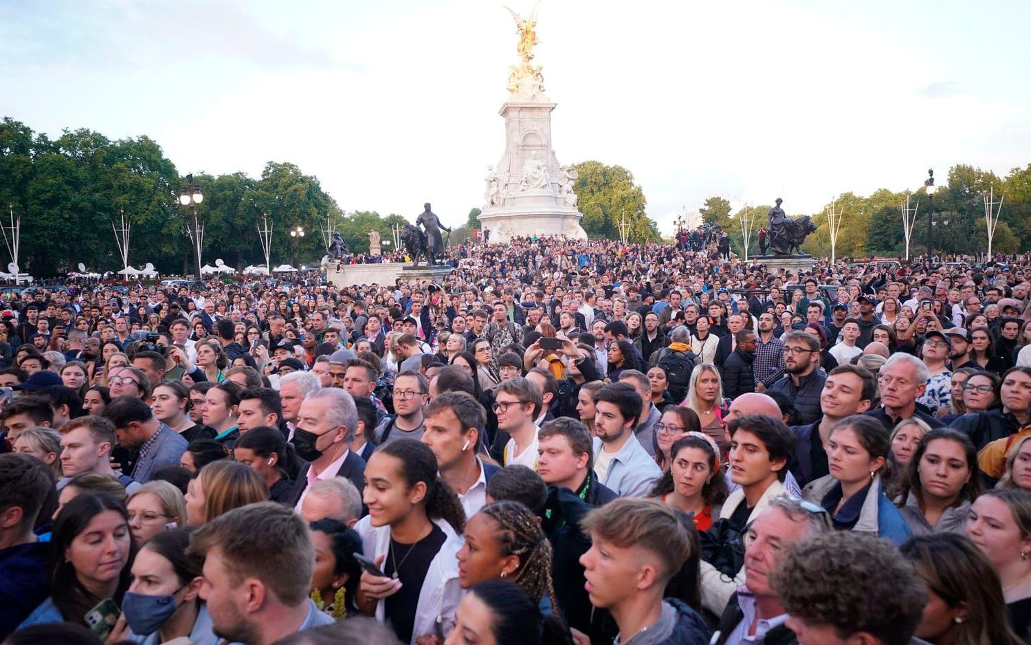 Vid dödsbeskedet var det fullt med folk utanför Buckingham Palace. 