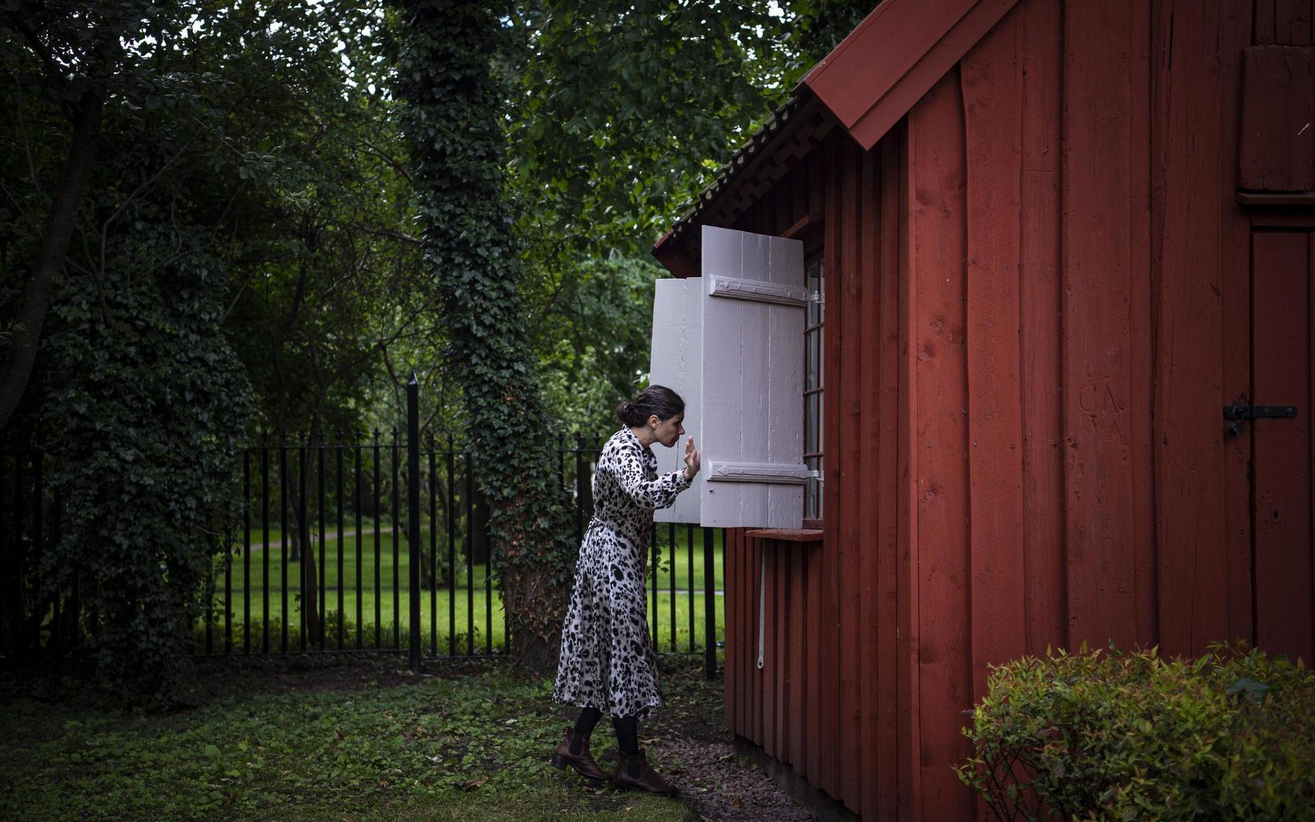 Isabel Lagos tittar in i Gathenhielmskas lilla lusthus, som nu ser ungt och prydligt ut igen. 