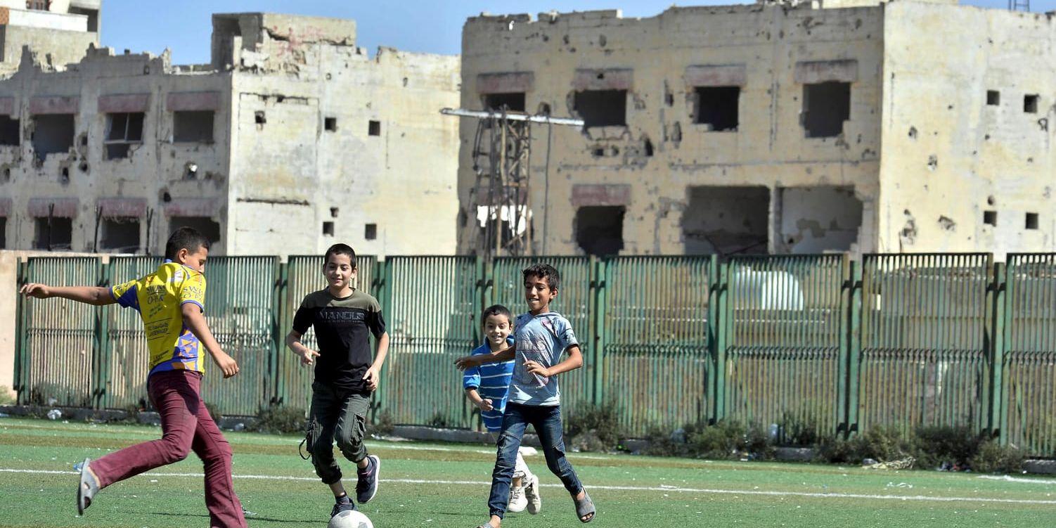 Pojkar spelar fotboll i Ariha i provinsen Idlib. Bilden är från den 20 september, några dagar efter uppgörelsen om provinsen.
