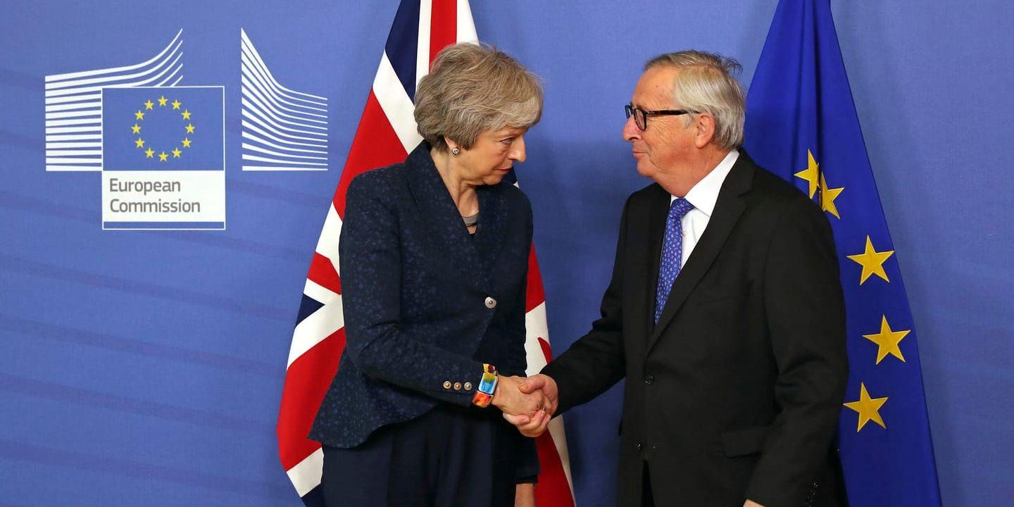 Storbritanniens premiärminister Theresa May spänner blicken i EU-kommissionens ordförande Jean-Claude Juncker i Bryssel.