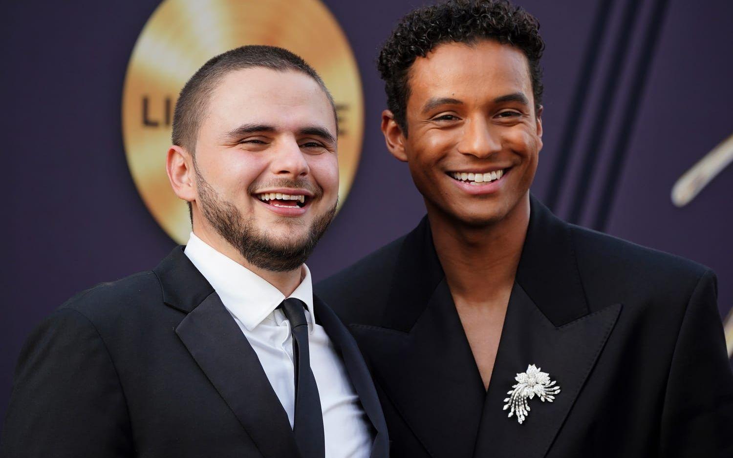 Michael Jacksons son Prince Jackson (vänster) och brorsonen Jaafar Jackson, som spelar popstjärnan i filmen, poserar på röda mattan vid premiären av "Michael" i Los Angeles på måndagen.