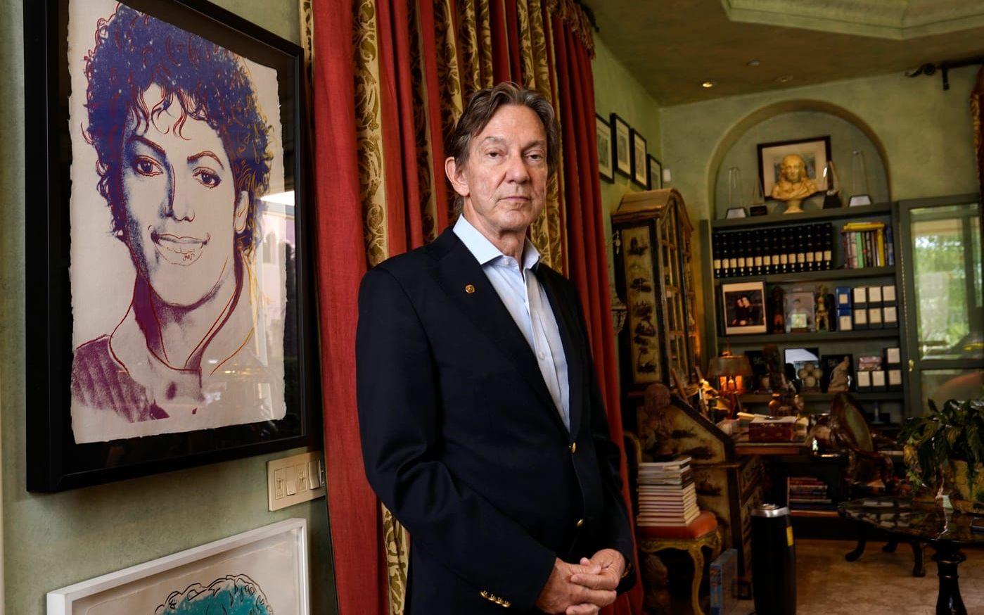 John Branca fotograferad i sitt hem i Los Angeles 2021. Underhållningsadvokaten som förvaltar Michael Jacksons dödsbo hoppas att filmen ska bidra till att återupprätta popstjärnans rykte. Arkivbild.