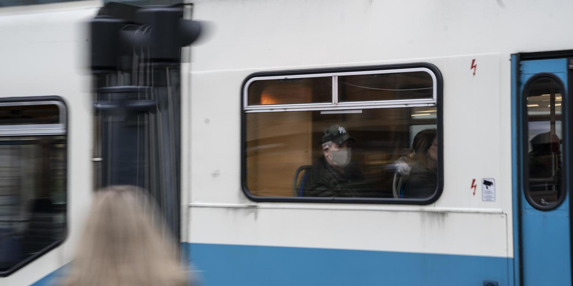 På torsdag börjar rekommendationerna om munskydd vid trängsel i kollektivtrafiken gälla.
