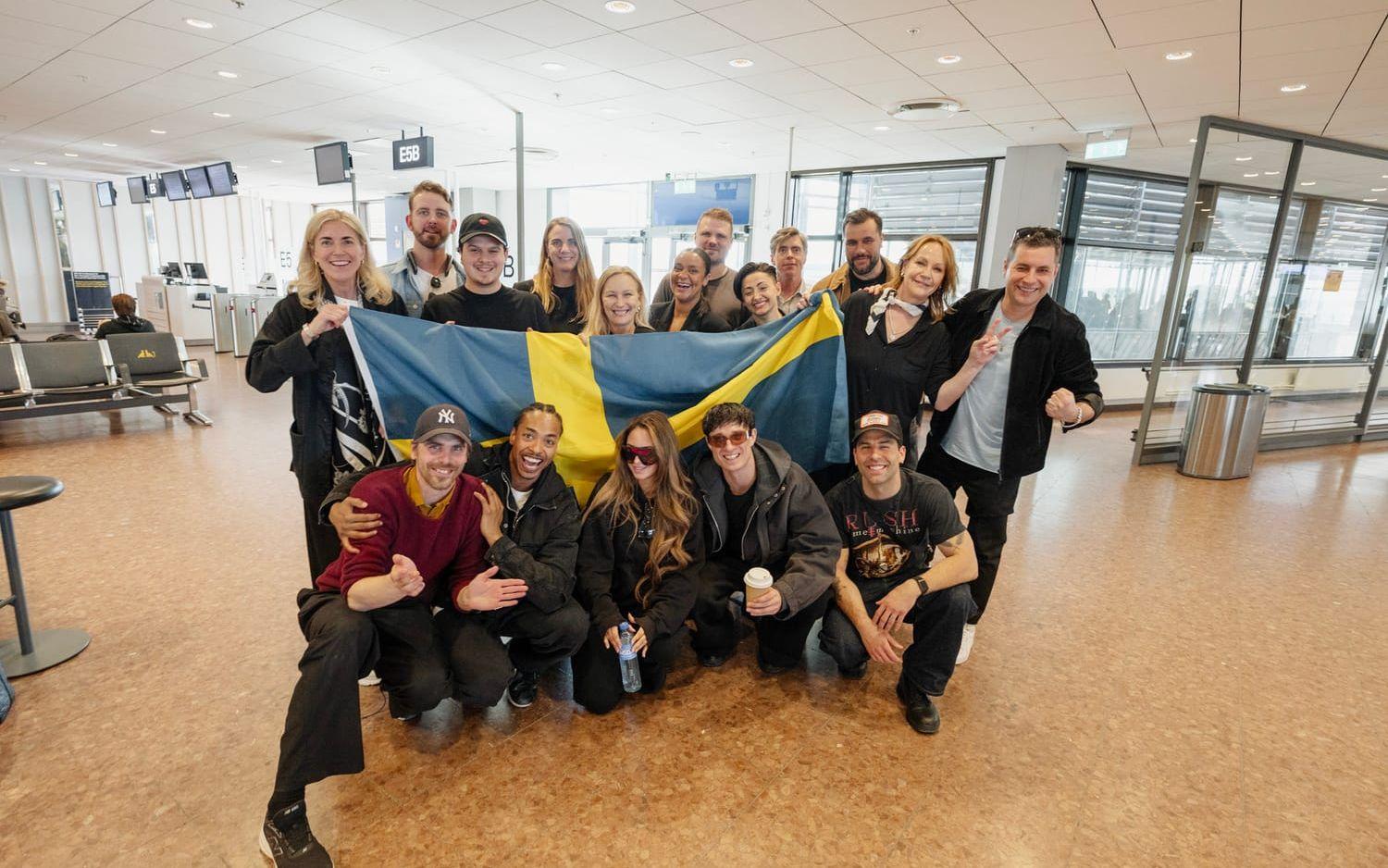 Sveriges Eurovision-team på Arlanda på väg till Wien. Pressbild. 