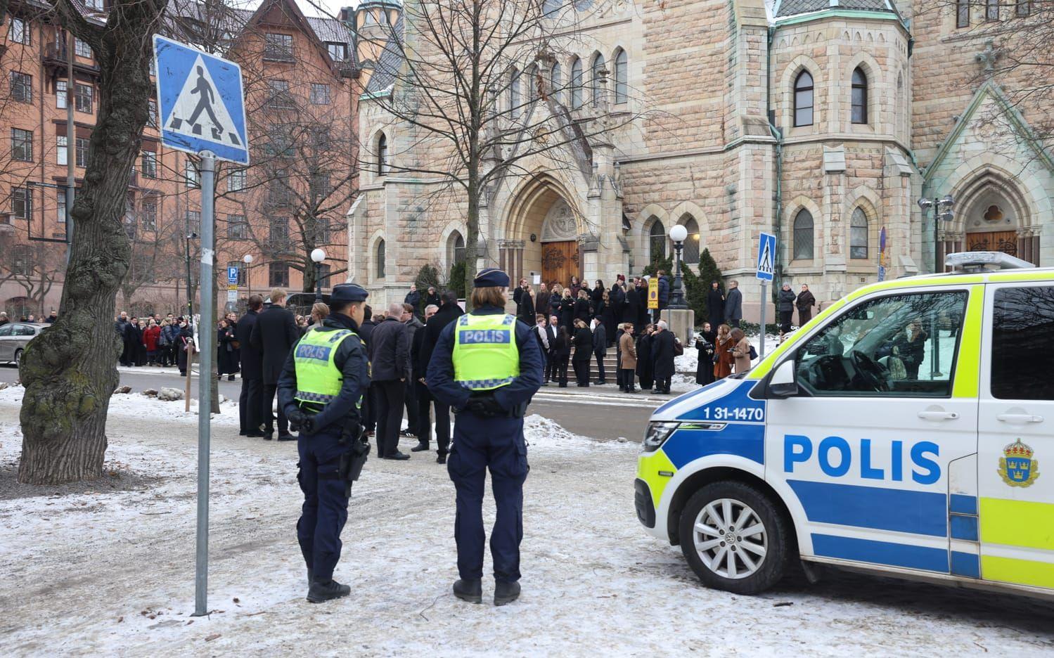 Begravning i Oscarskyrkan i Stockholm för den 25-åriga kvinnan som hittades dödad. 