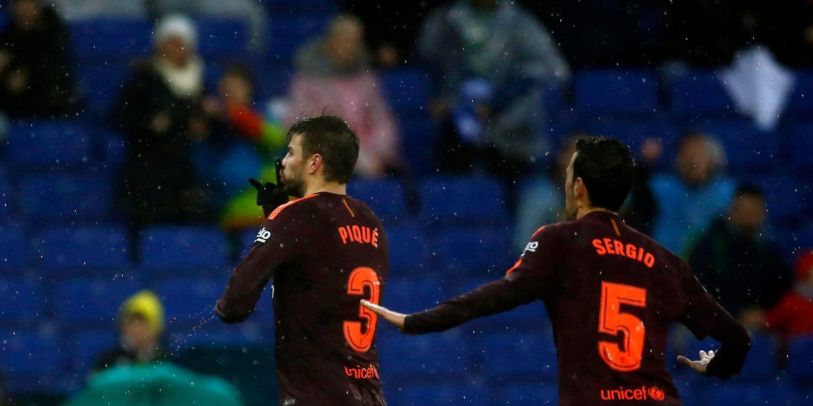 Barcelonas Gerard Piqué firar sitt 1–1-mål mot Espanyol.