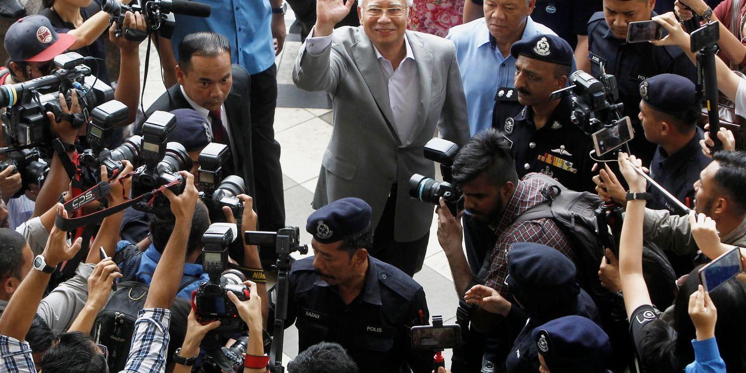 Najib vinkar till det väntande pressuppbådet. Arkivbild.