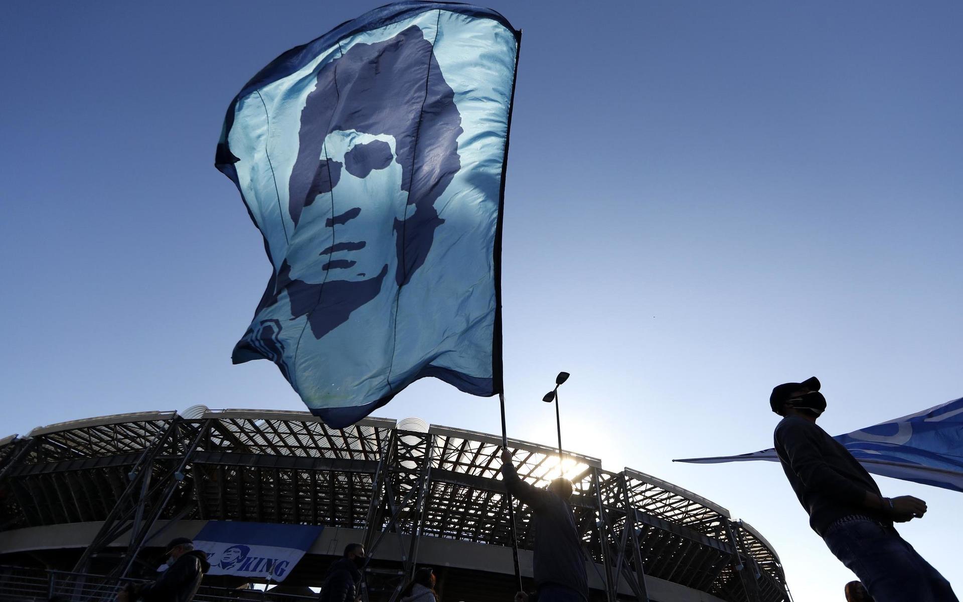 Efter hans död samlades bland annat Napoli-fans för att hylla legendaren. 