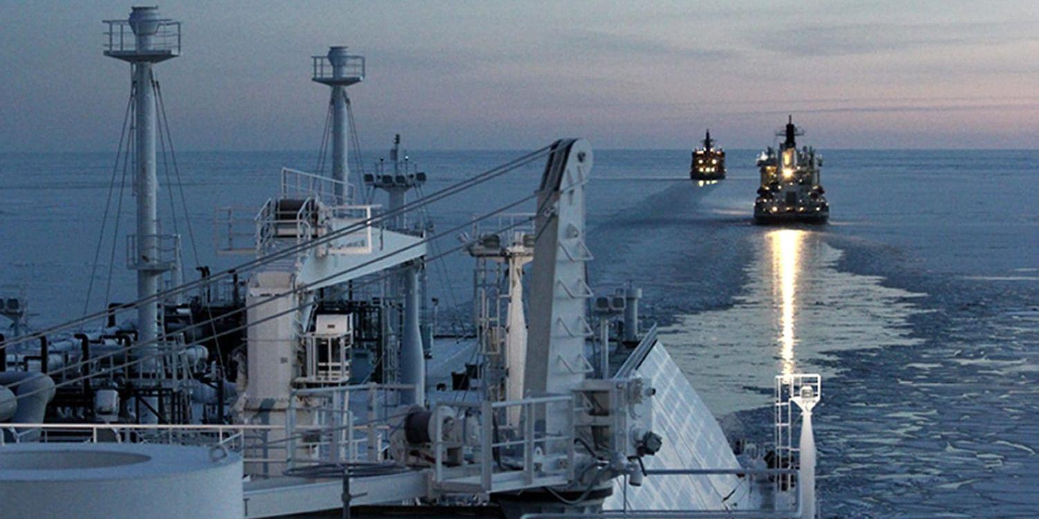 Transporter genom Ishavet och Nordostpassagen kräver hjälp av isbrytare. Arkivbild från en rysk gastransport år 2015.
