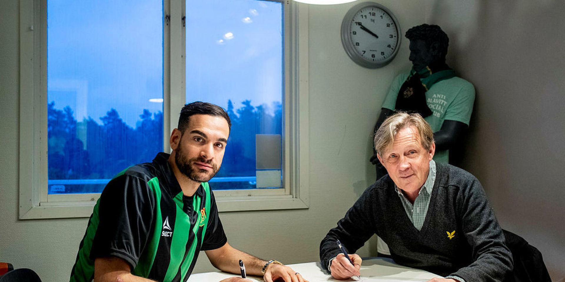 Mervan Celik skriver på för Gais tillsammans med Jonas Östergaard från klubbens sportråd.