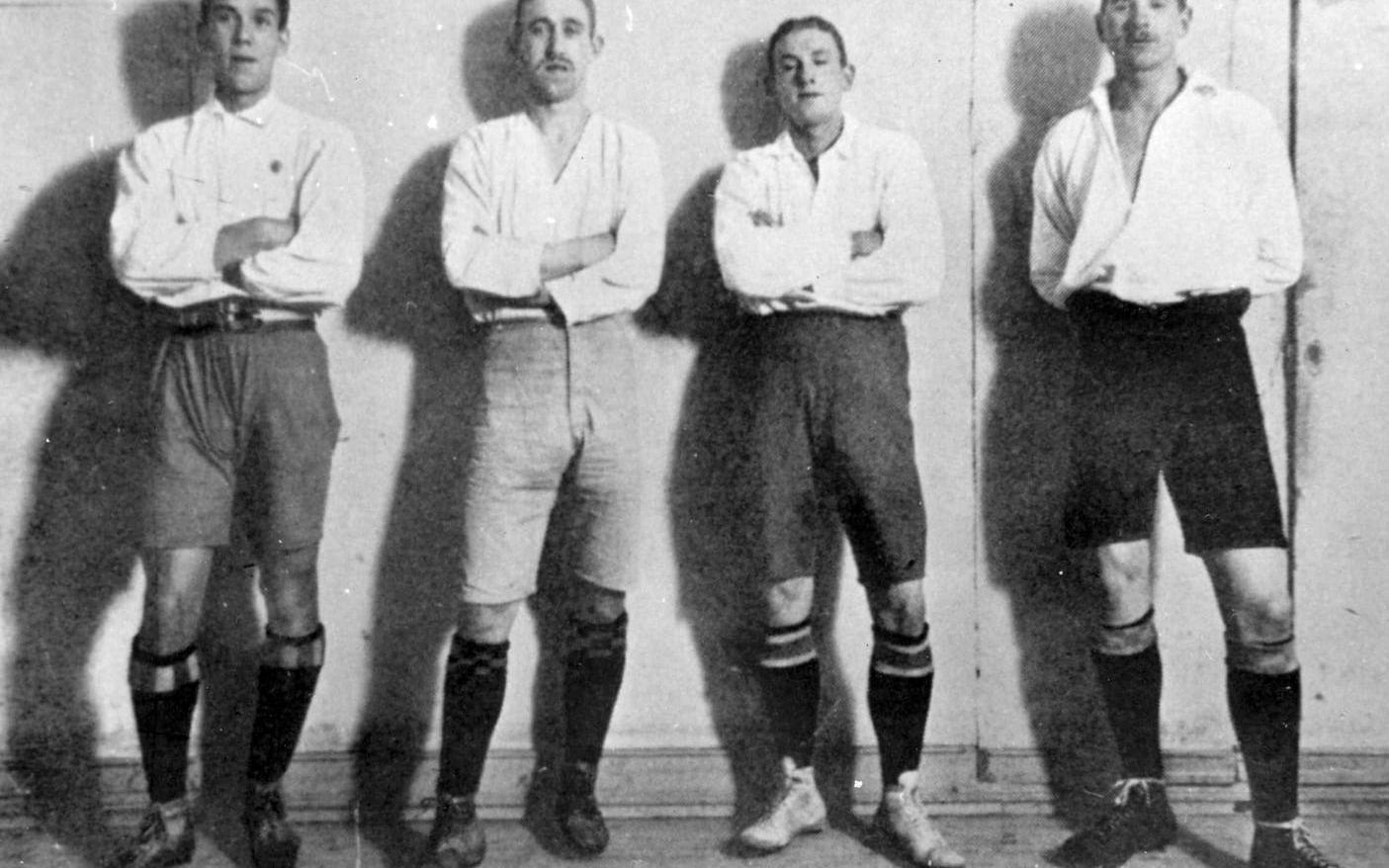 Jonseredskvartetten som redan 1907 tog steget över till IFK Göteborg.Från vänster: Konrad Törnqvist, Erik Börjesson, John Olsson och Lindoff Andersson. (Bild: Idrottsmuseets arkiv).