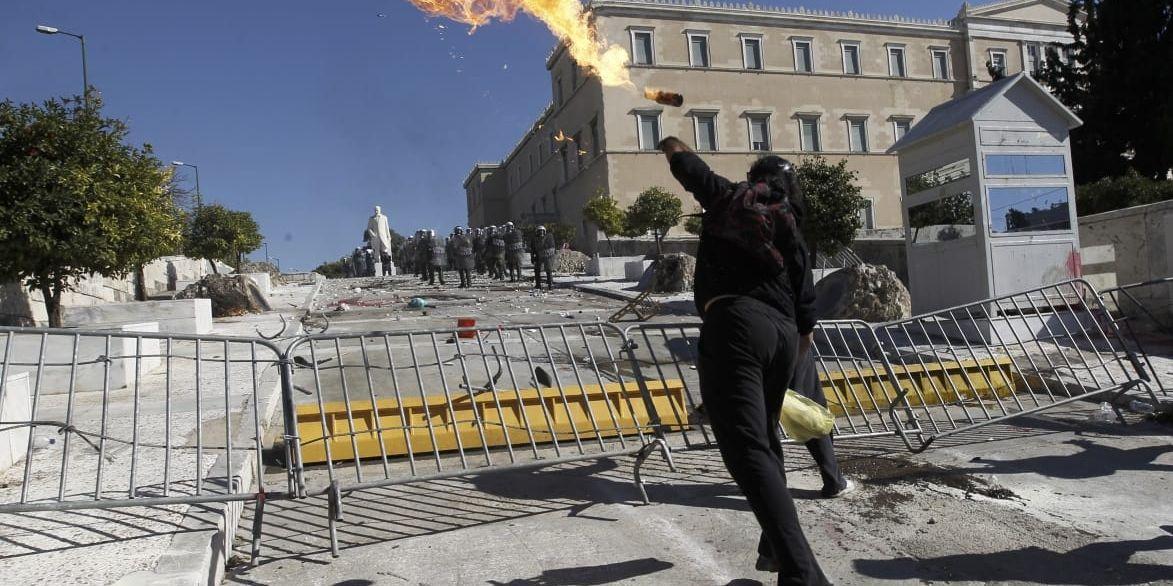Parlamentsbyggnaden i Aten attackeras med brandbomber.
