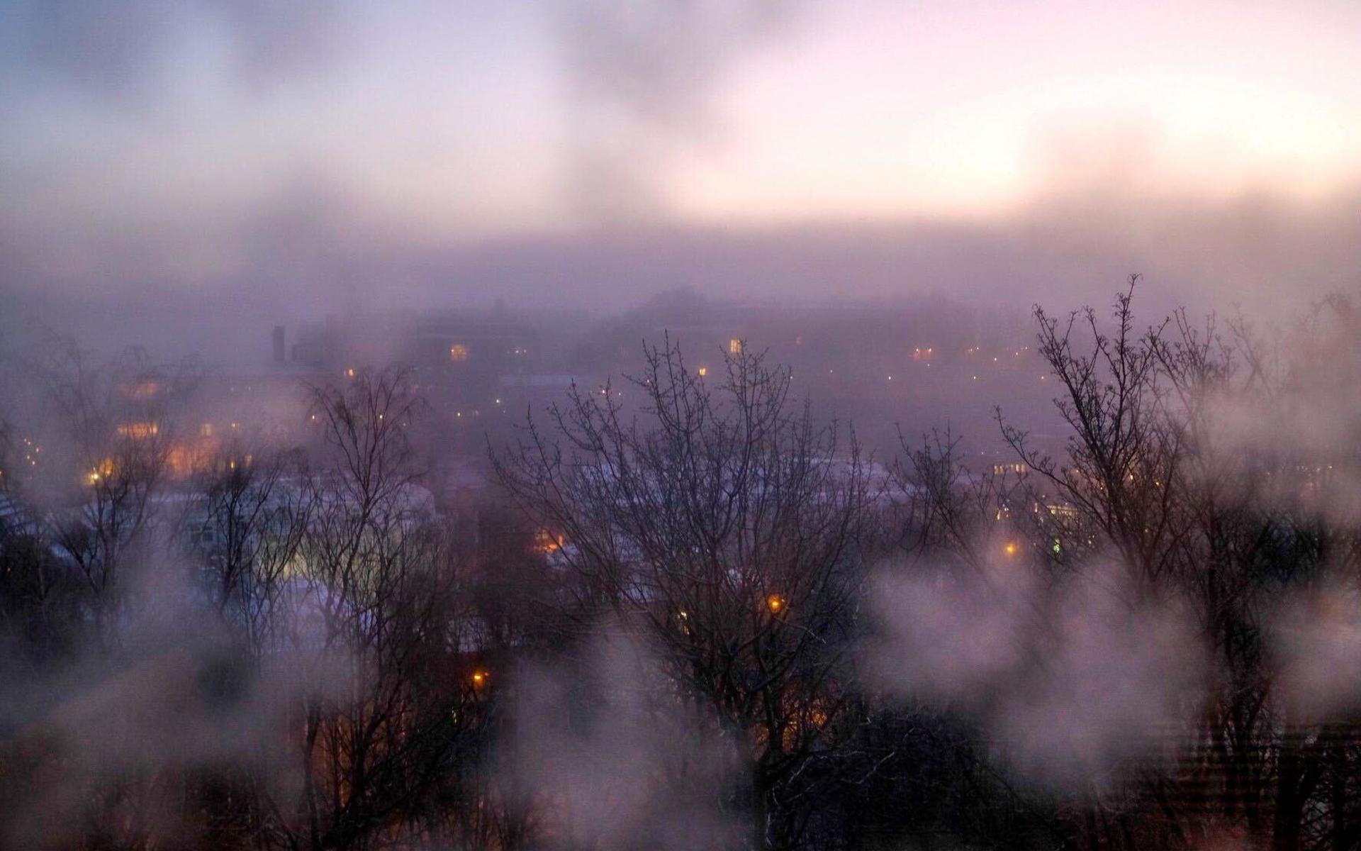 Frost på rutorna och dimma över staden.