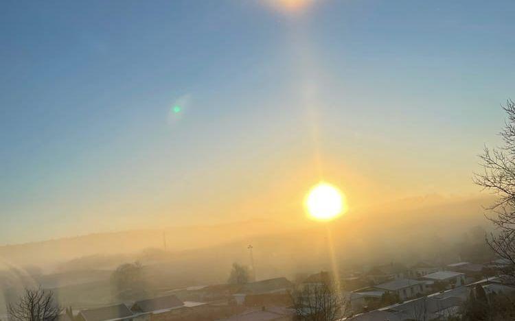 Dimma över Sävedalen, med solen på väg upp över horisonten.