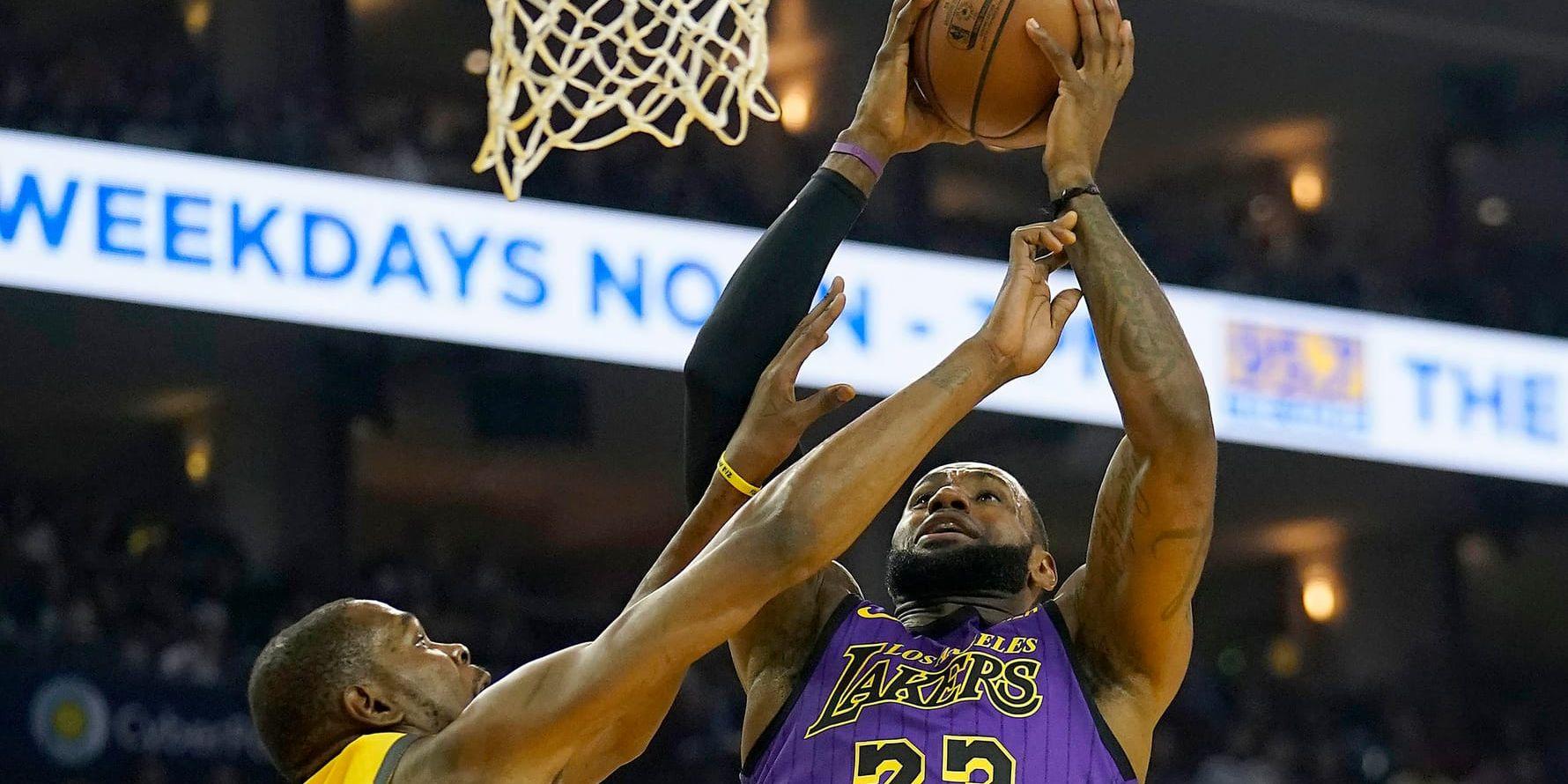 Los Angeles Lakers LeBron James sätter två poäng medan Golden States Kevin Durant försöker stoppa honom. James fick senare utgå på grund av skada.