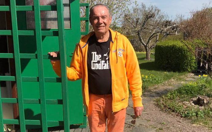 78-åriga Leif Schelin svimmade och hamnade på akuten på Akademiska sjukhuset i Uppsala i somras. Där blev han liggande på en brits i runt 18 timmar.