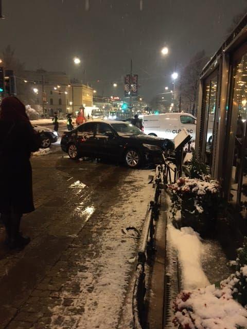 En personbil körde nästan in i en restaurang på Avenyn under fredagskvällen. 