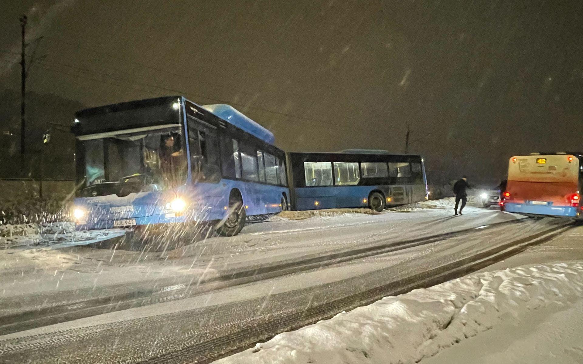 En buss körde delvis ner i ett dike på Lillhagsvägen på Hisingen. 